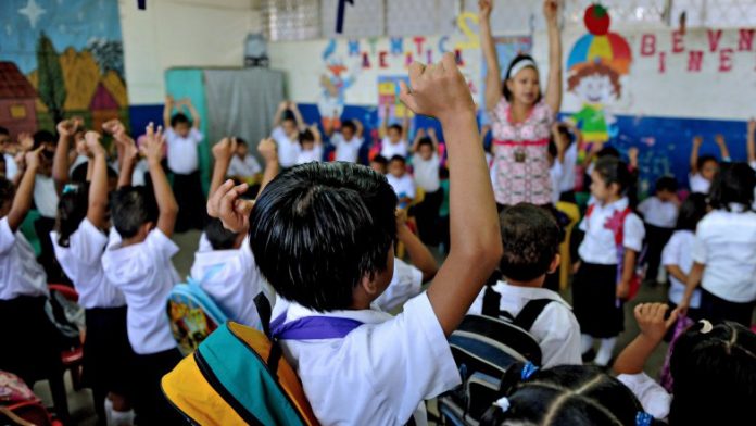 Niños latinos en clases