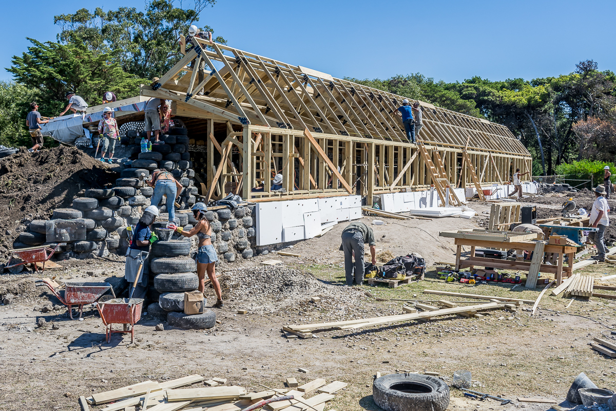 Personas construyendo aulas escolares